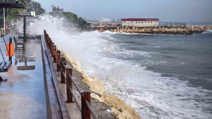 Doğu Akdeniz’de dev dalgalar kıyıları dövdü