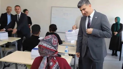 Akdeniz Belediyesinden gençlere kaynak kitap desteği