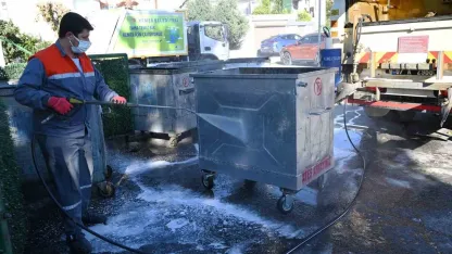 Kemer’de çöp konteynerleri dezenfekte ediliyor