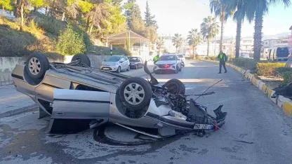 Virajı alamayan otomobil refüjdeki aydınlatma direğine çarpıp takla attı: 2 yaralı