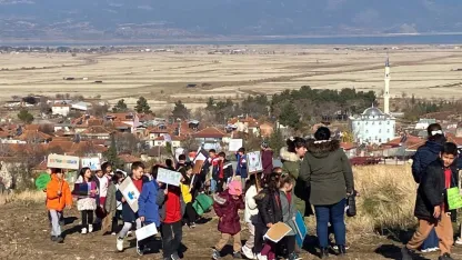 Burdur'da öğrenciler fidan dikti