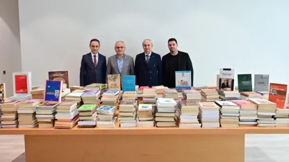 Profesörden Antalya Kütüphanesi'ne 2 bin kitaplık bağış