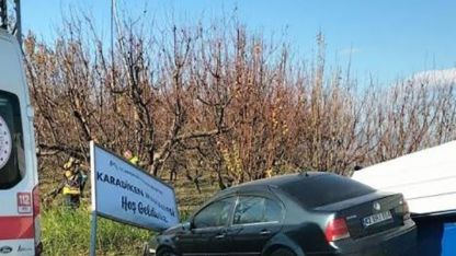 Mersin’de otomobil otobüs durağına çarptı: 2 yaralı