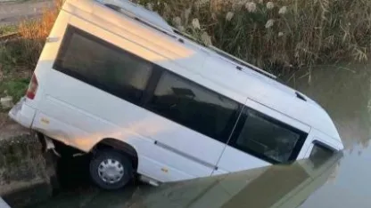 Antalya’da minibüs sulama kanalına uçtu