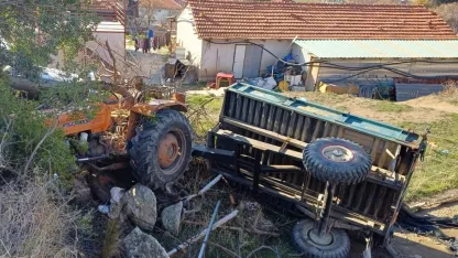 Burdur’da otomobille çarpışan traktör devrildi: 3 yaralı