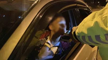 Alkollü çevirmeye girdi, ehliyeti gitmesin diye uzun süre dil döktü