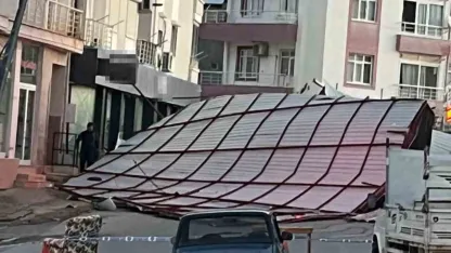 Mersin Mut’ta fırtına çatıyı uçurdu