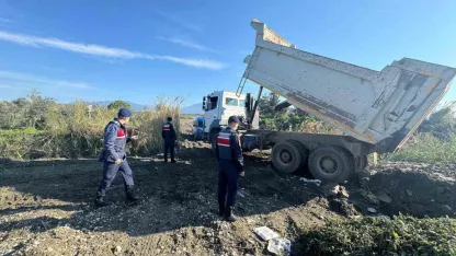 Kaş’ta izinsiz kum alımına jandarma engeli