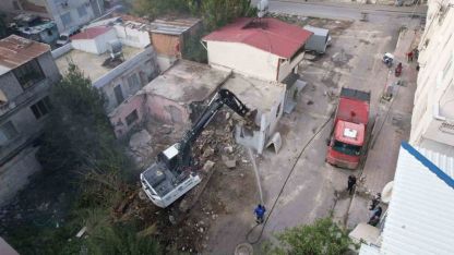 Mersin’de ağır hasarlı bina kontrollü şekilde yıkıldı