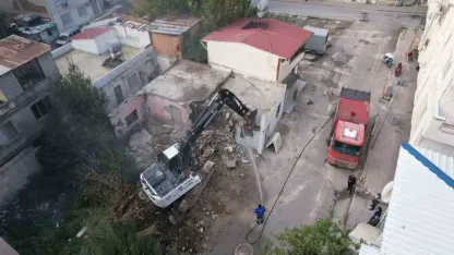 Mersin’de ağır hasarlı bina kontrollü şekilde yıkıldı