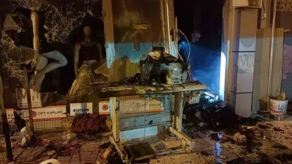 Isparta’da iç giyim mağazasında çıkan yangın itfaiye ekiplerince söndürüldü