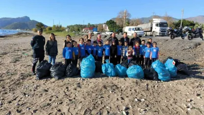 Öğrenciler sahilde temizlik yaptı
