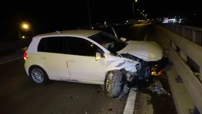 Otomobil bariyerlere çarptı: 2 yaralı