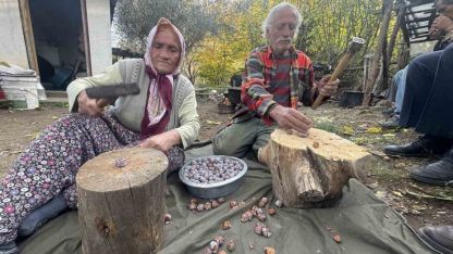 Topladıkları kozalakları kızgın ateşte saatlerce kaynatarak şifa deposuna dönüştürüyorlar