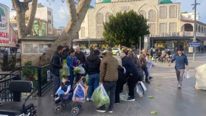Antalyalı çiftçi ürünlerin çöpe dökülmesine tepki olarak 200 marulu ücretsiz dağıttı