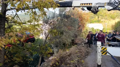 Patlayan su borusu yolda göçüğe neden oldu