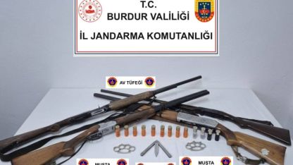 Ruhsatsız silahlar ele geçirildi