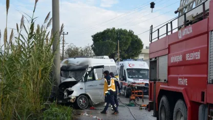 Minibüs direğe çarptı: 2 yaralı