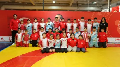 Geleceğin güreşçileri Kepez’de yetişiyor