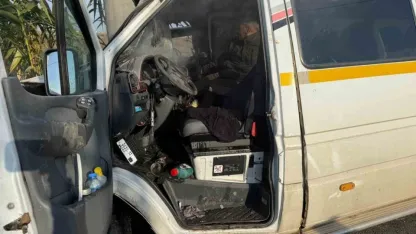 Minibüs elektrik direğine çarptı: 2 yolcu yaralandı