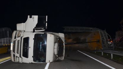 TIR'ın dorsesi direği devirdi, zincirleme kaza oldu