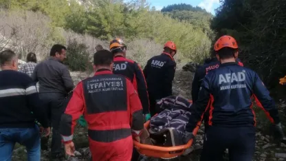 Kayalıklardan düşüp mahsur kalan çoban, kurtarıldı