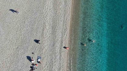 Türkiye karla mücadele ederken Antalya’da deniz sefası