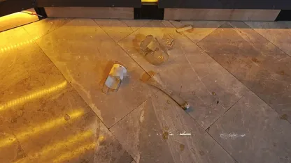 Alkollü kadın marketin camını ve dükkandaki içki şişelerini kırdı