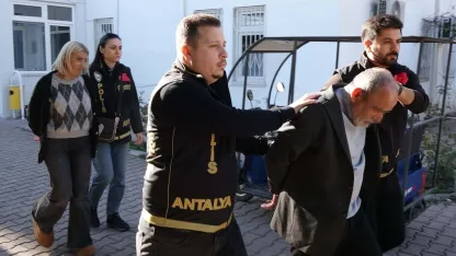 Ölü bulunan kadının kızı ve sevgilisi adliyeye sevk edildi