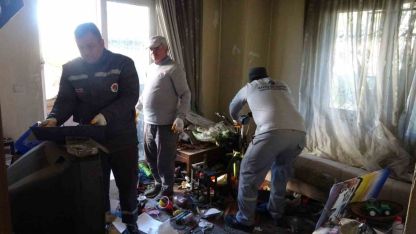 Bakımevine yerleştirilen yaşlı adamın evinden 2 kamyon çöp çıktı