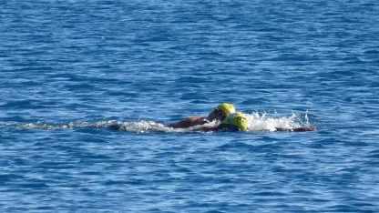 Türkiye kar esaretindeyken, Antalya’da kar manzarası eşliğinde denize girdiler