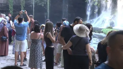 Antalya’nın simgelerinden Düden Şelalesi, 2025’te yaklaşık 900 bin ziyaretçiyi ağırladı