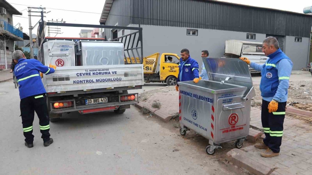 Akdeniz Belediyesi yeni çöp konteynerini mahallelere yerleştiriyor