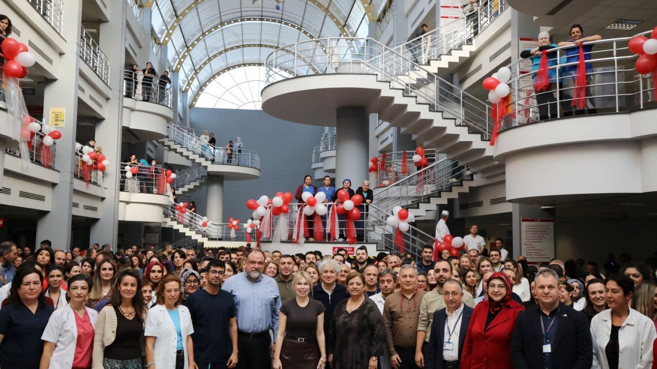 Akdeniz Üniversitesi Hastanesi'nde yeni yıl coşkusu
