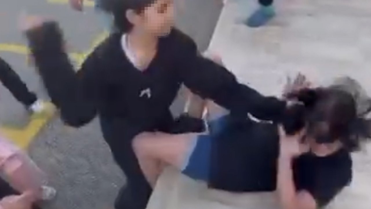 Akranları, kız öğrenciyi tekme- yumruk dövüp saçından sürükledi; o anlar kamerada