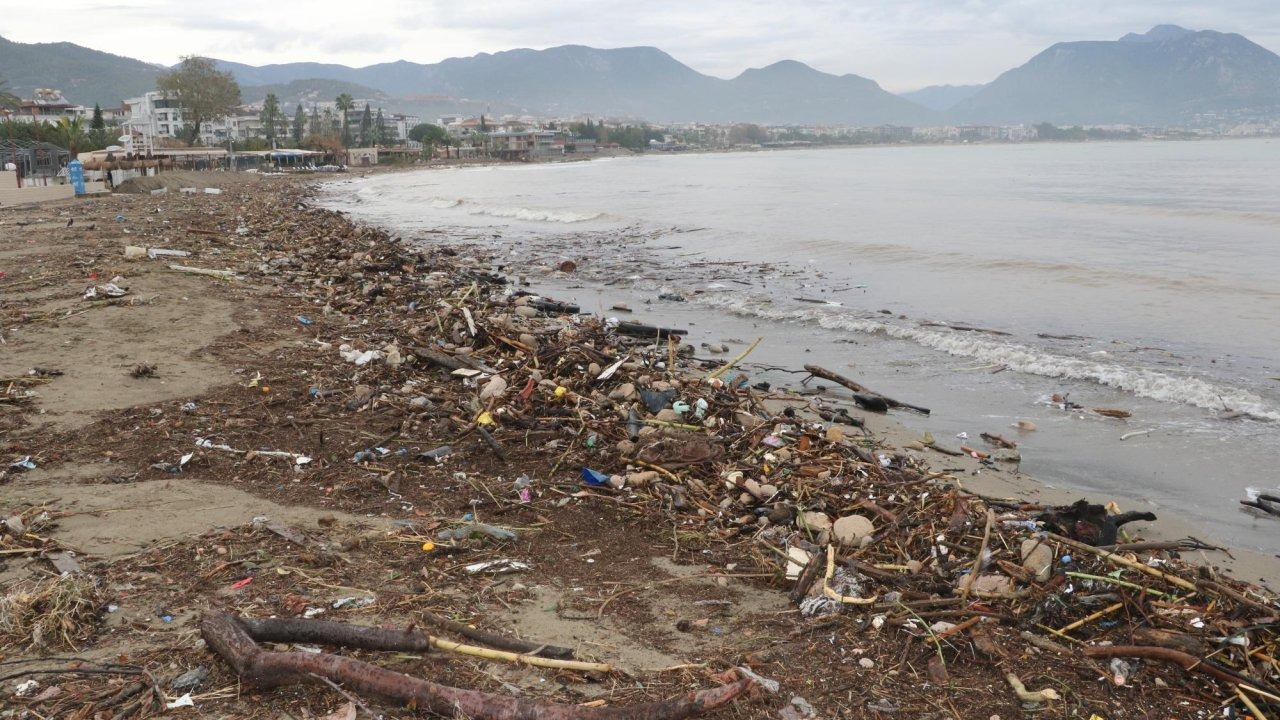 Alanya&#039;da fırtına kirliliği gözler önüne serdi