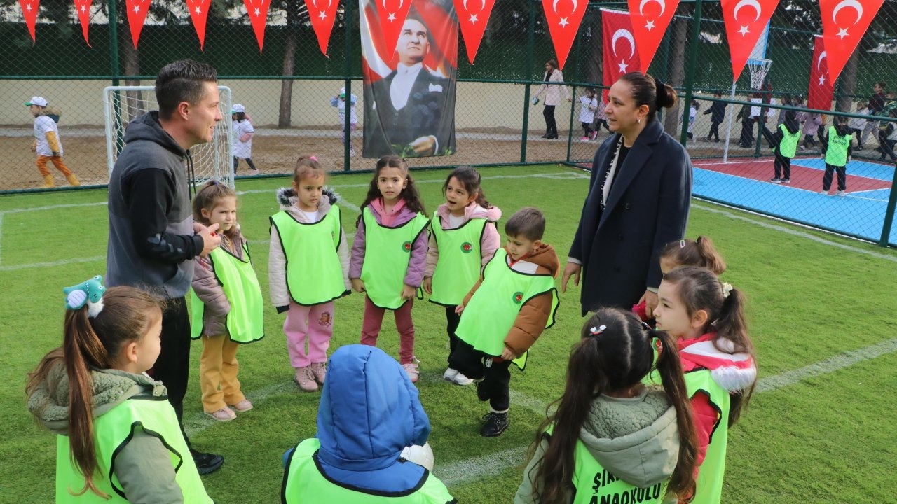 Anaokuluna futbol, voleybol ve basketbol sahası