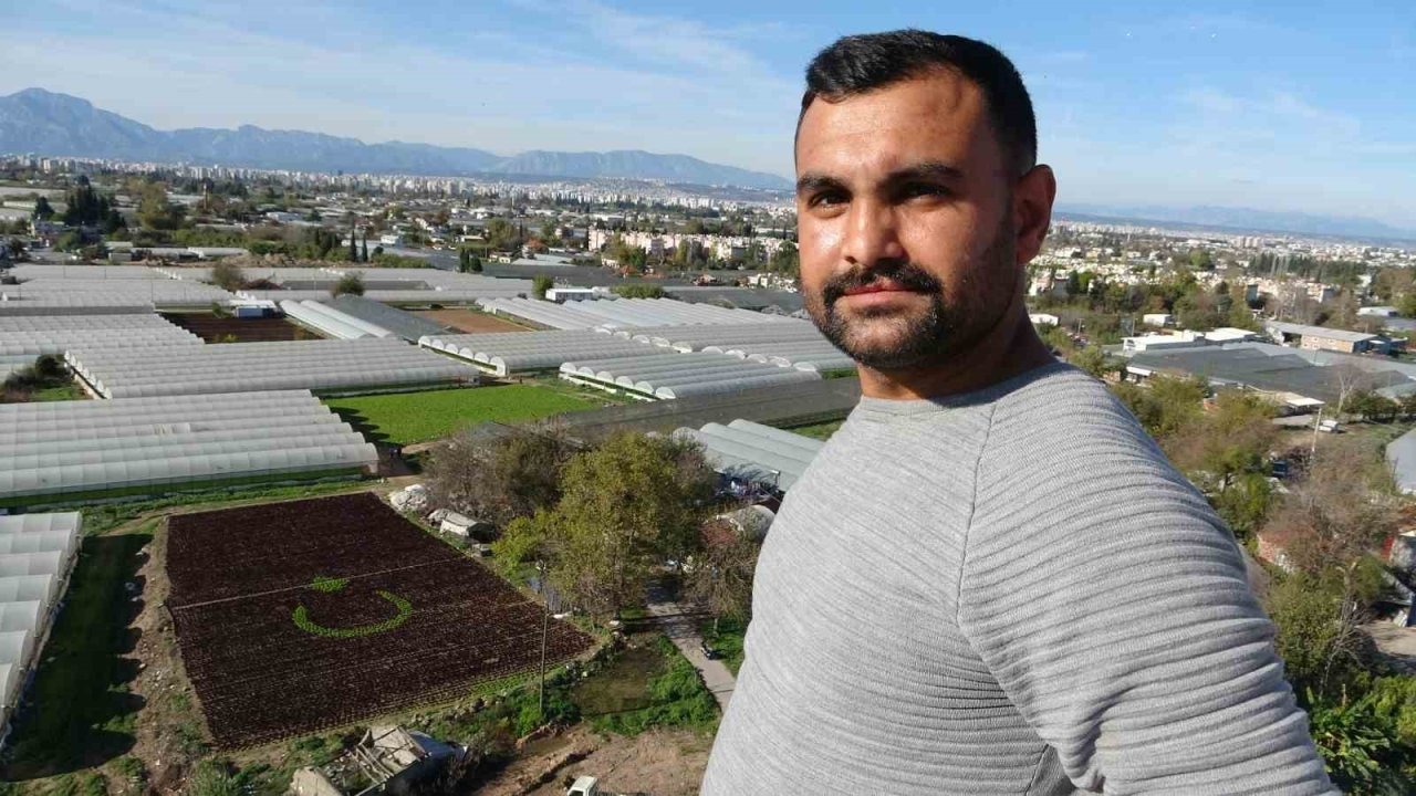 Antalya’da çiftçiler 1,5 dönümlük tarlaya 13 bin marulla Türk bayrağı deseni oluşturdu