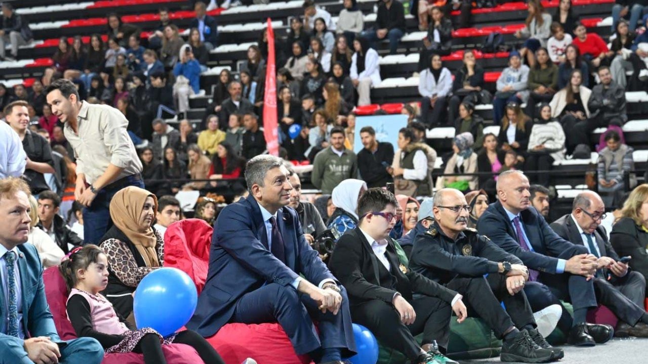 Antalya’da engeller sevgiyle aşılıyor