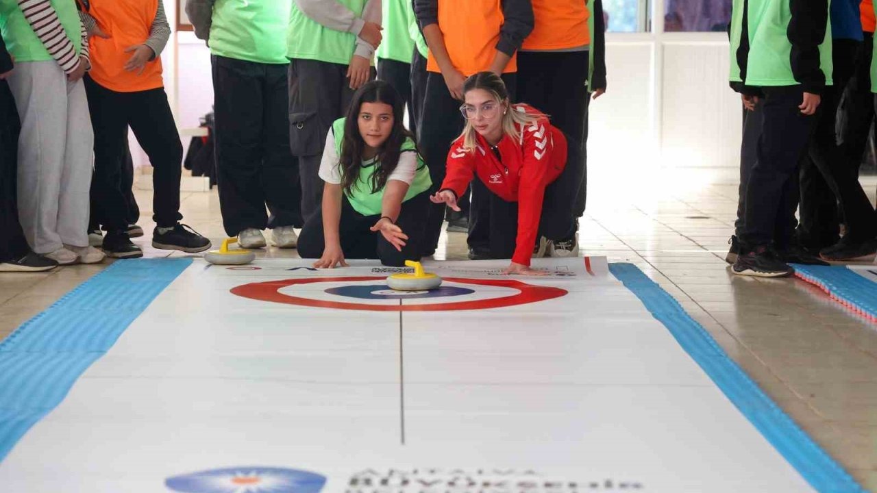 Antalya’da kız çocukları Floor Curling ile tanıştı