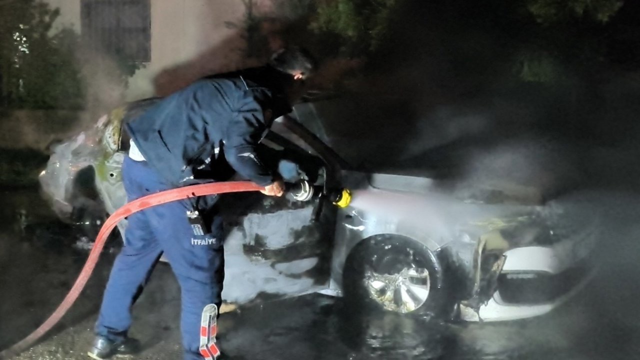 Antalya&#039;da park halindeki araç yandı