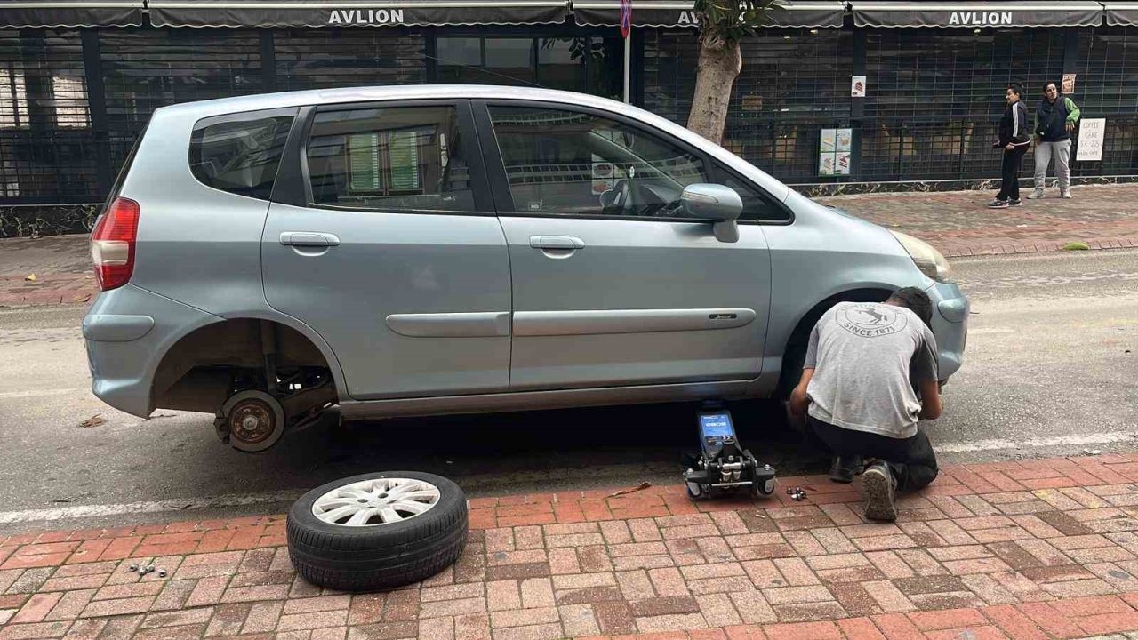Antalya’da park halindeki yaklaşık 20 aracın lastikleri kesildi