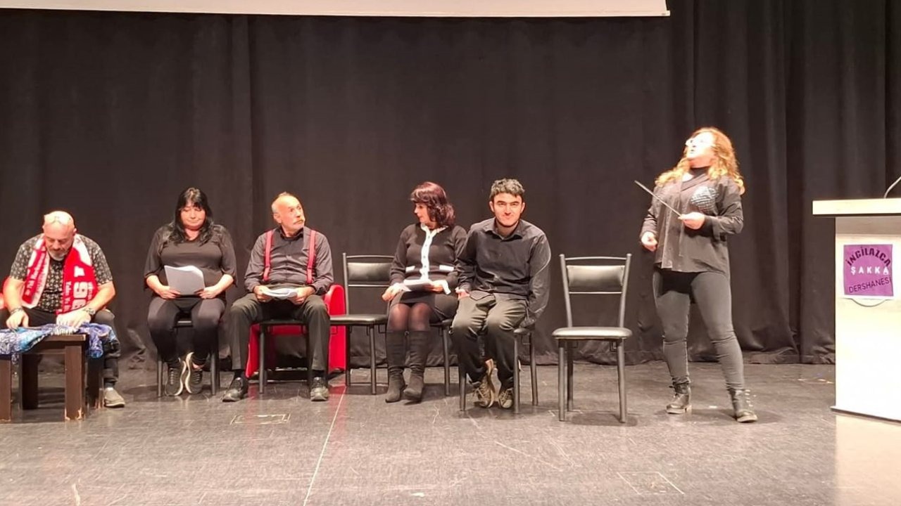 Antalya'da 'Şakka Olmalı' kahkaha attırdı