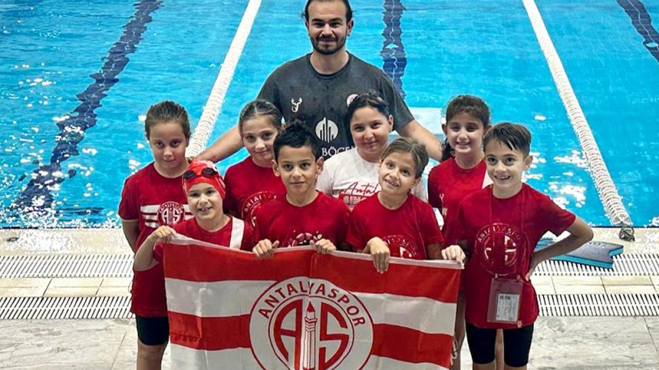 Antalyasporlu çocuklar yüzme şenliğinde yarıştı