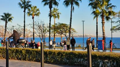 Aralık ortasında yaz sürprizi! Antalya’da sahiller tıklım tıklım