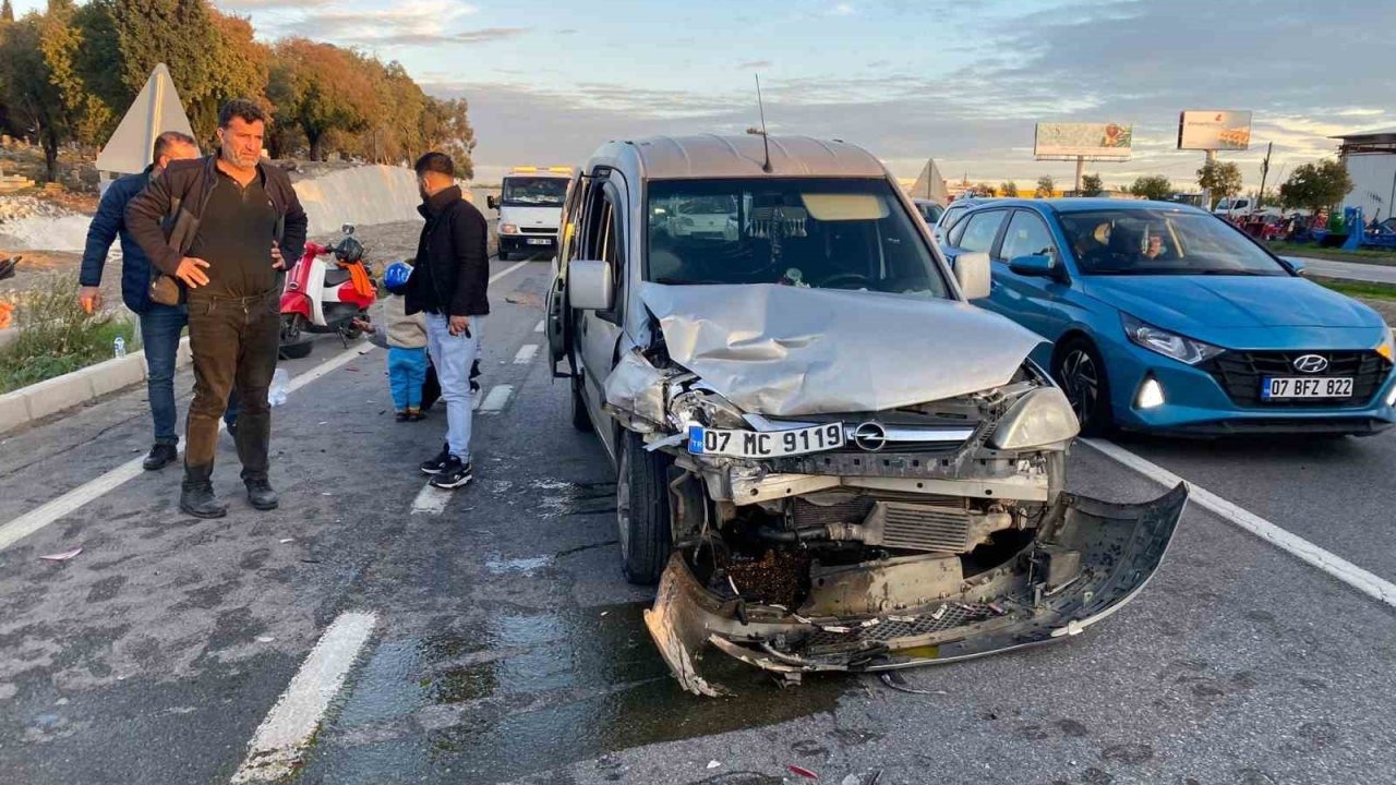 Arızalanan park halindeki otomobile hafif ticari araç çarptı: 2 yaralı
