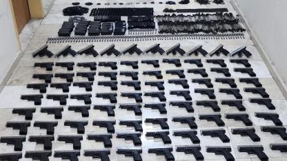 Bagajdan silah deposu gibi 90 adet ruhsatsız tabancı çıktı