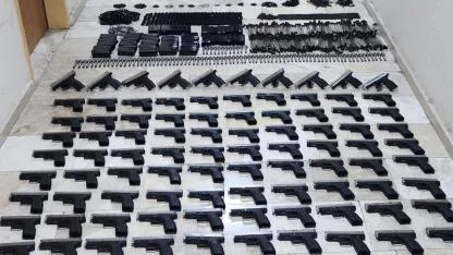 Bagajdan silah deposu gibi 90 adet ruhsatsız tabancı çıktı