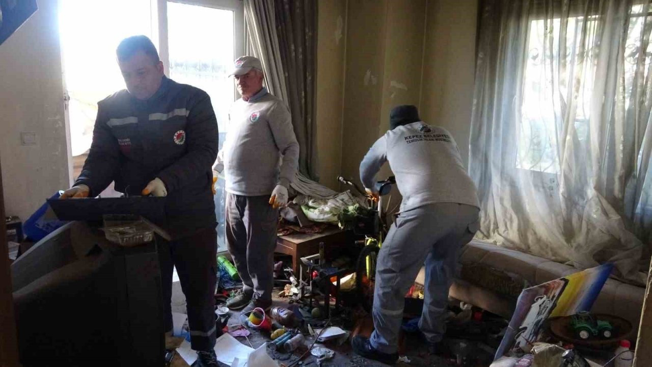 Bakımevine yerleştirilen yaşlı adamın evinden 2 kamyon çöp çıktı