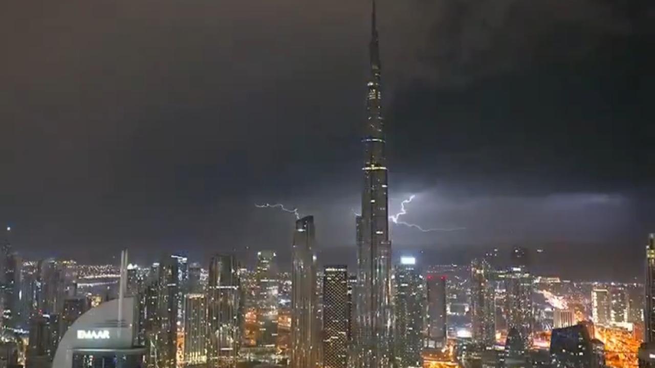 Burj Khalifa'ya yıldırım düştü!